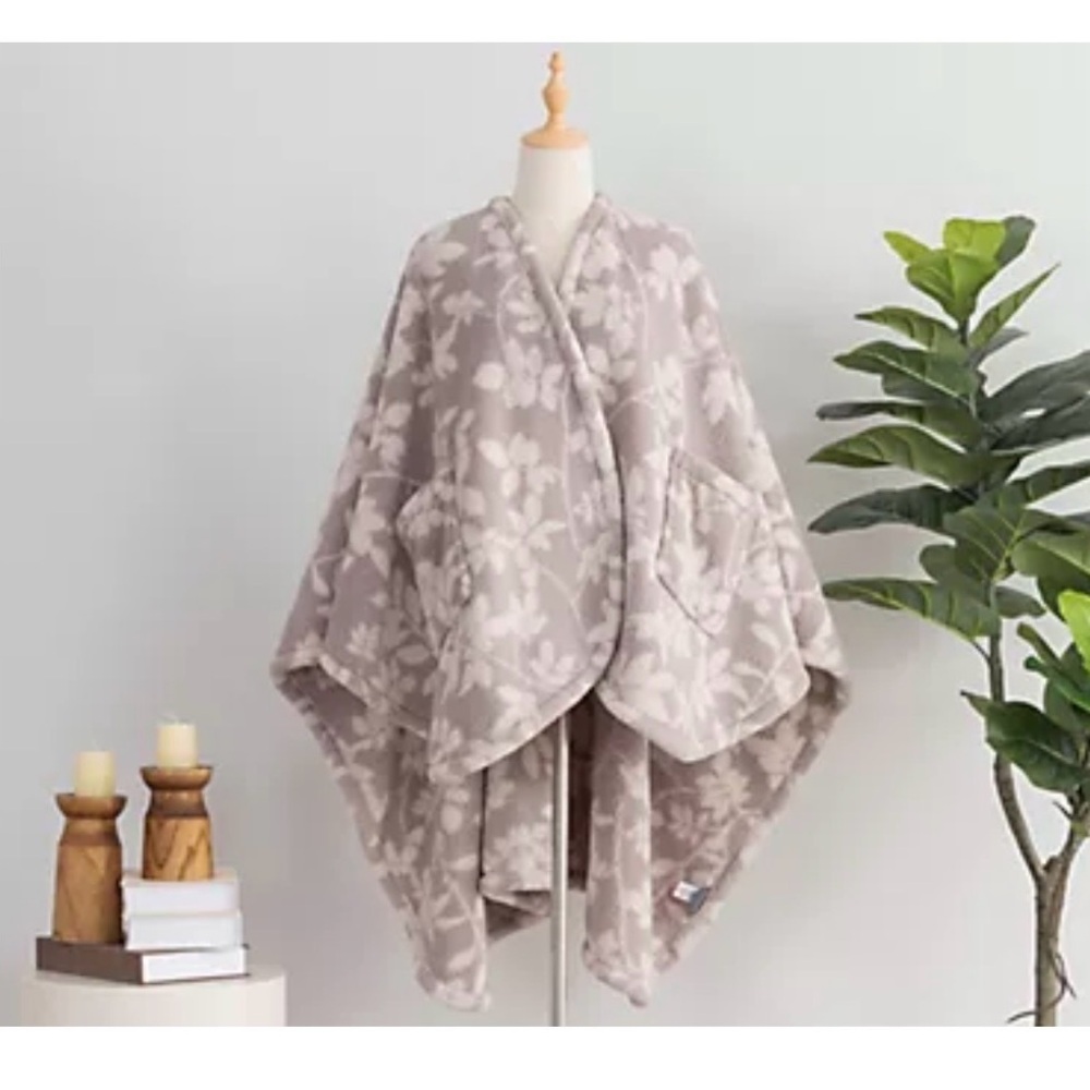 Berkshire Green and White Botanical Vine wearable throw